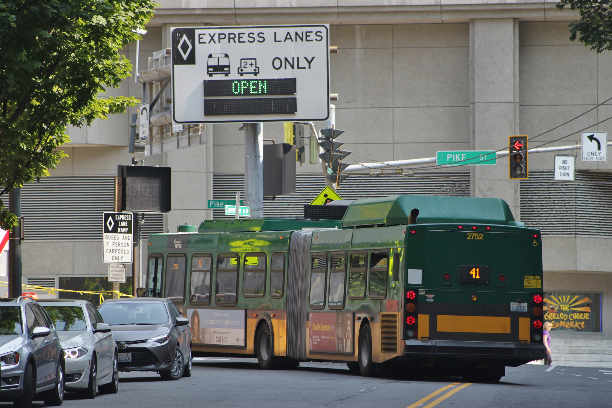 Metro coach 2758 operating route 41, turning into the express lanes from 9th Ave.
